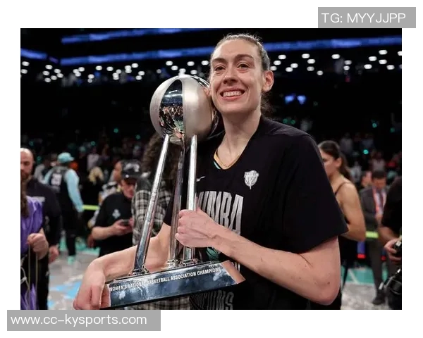 WNBA球星里斯携维密内衣展现完美身材引发时尚热潮
