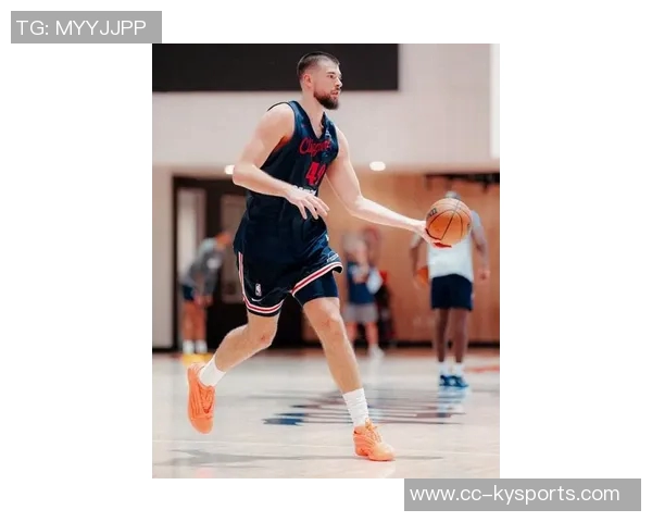 快船训练营第二天精彩瞬间哈登博格丹欢笑小卡保罗同框引关注 快船训练营第二天精彩瞬间哈登博格丹欢笑小卡保罗同框引关注