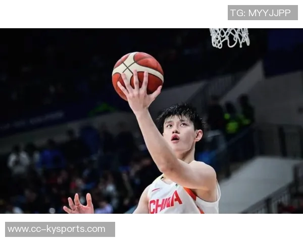 曾凡博全力以赴抢断狄龙皮球倒地争抢引发犯规争议 曾凡博全力以赴抢断狄龙皮球倒地争抢引发犯规争议