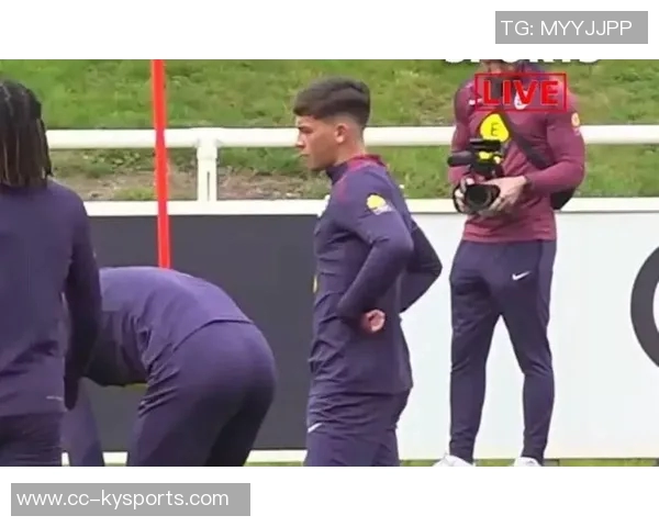 曼联小将谢伊莱西受邀英格兰队训练课展现潜力与成长 曼联小将谢伊莱西受邀英格兰队训练课展现潜力与成长